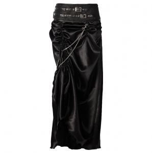 Longue jupe noire en satin avec plies de tissus, ceinture et chaine